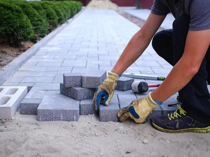 Une pose minutieuse de pavé pour sublimer votre espace extérieur à Longueuil