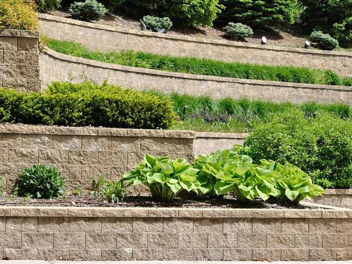 Des murs de soutènement solides et élégants, voilà ce que Terrassement R.L vous garantit 